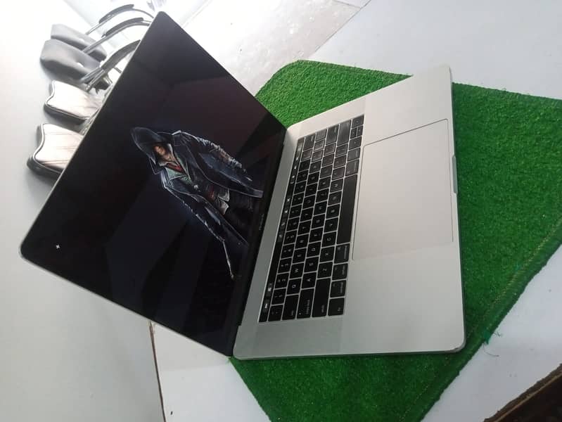 Apple MacBook Pro 2017 Ci7 16gb /512gb ssd with 4gb Grafic card 4