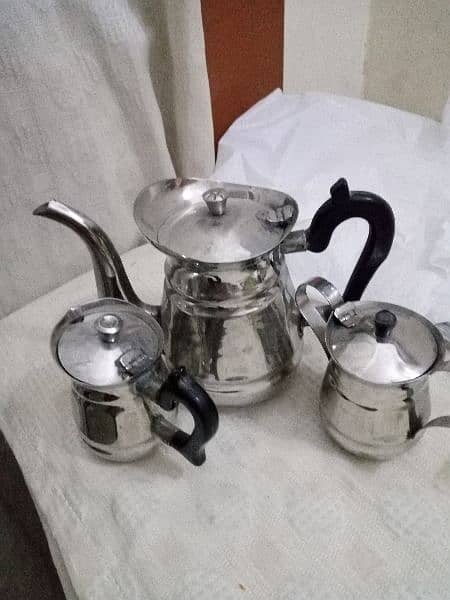 Tea pots   3 pieces 1