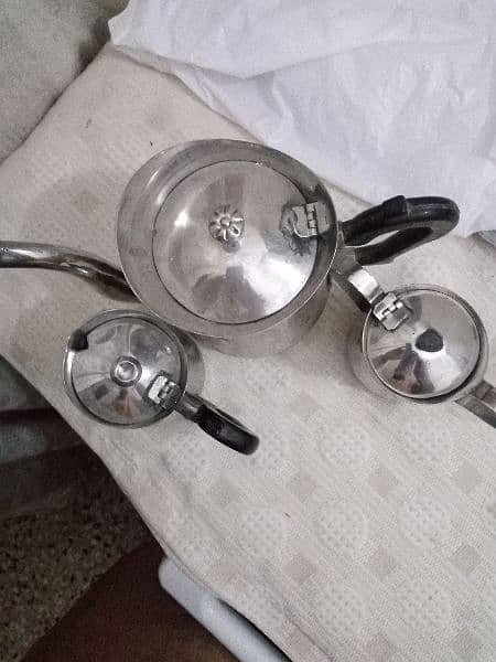 Tea pots   3 pieces 2