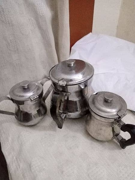 Tea pots   3 pieces 3