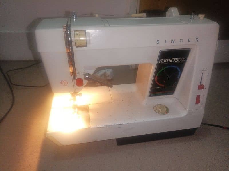 Singer Automatic sewing machine with adapter 1