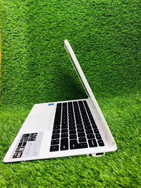 Acer CB3-111-C670 Chromebook + Laptop 1