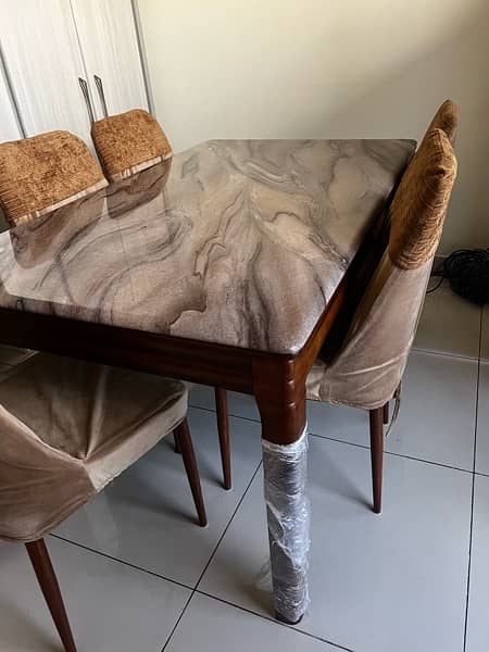 Completely new table, used only for a 2 months. 2