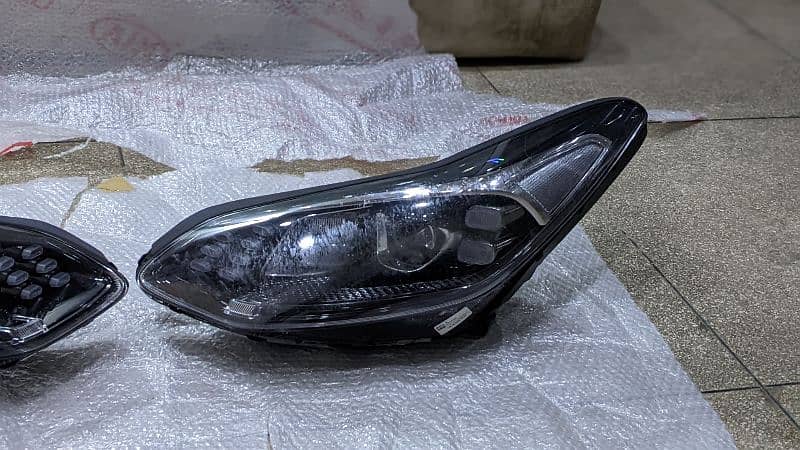 Kia Sportage Genuine Head lights with fitted blaster in the light assy 1