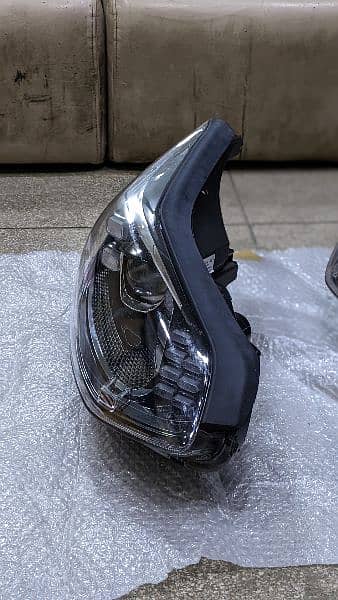 Kia Sportage Genuine Head lights with fitted blaster in the light assy 3