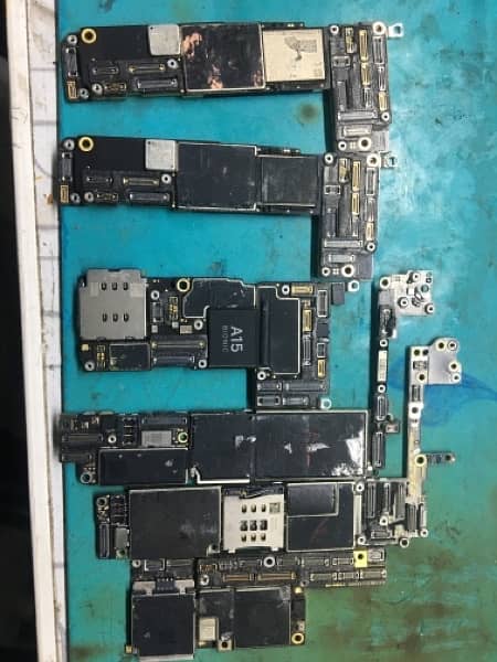 iPhone’s motherboard 1