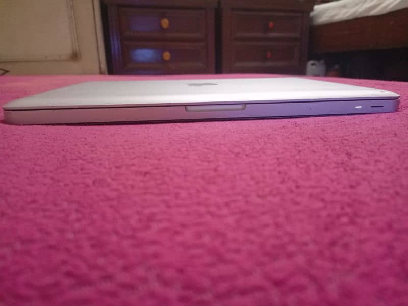Apple MacBook Pro mid 2012 with 85W MagSafe Power Adapter 10
