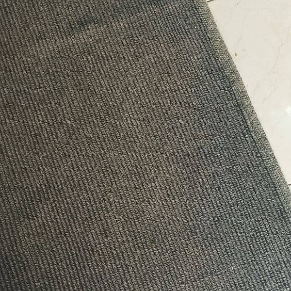 Black Rug in Good condition 2