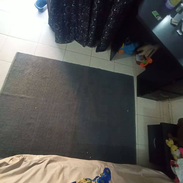 Black Rug in Good condition 4