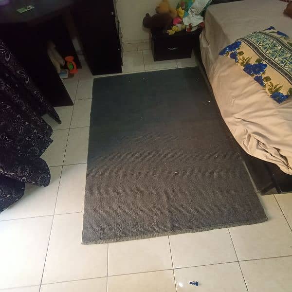 Black Rug in Good condition 10