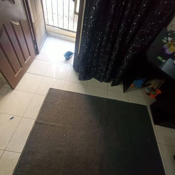 Black Rug in Good condition 11