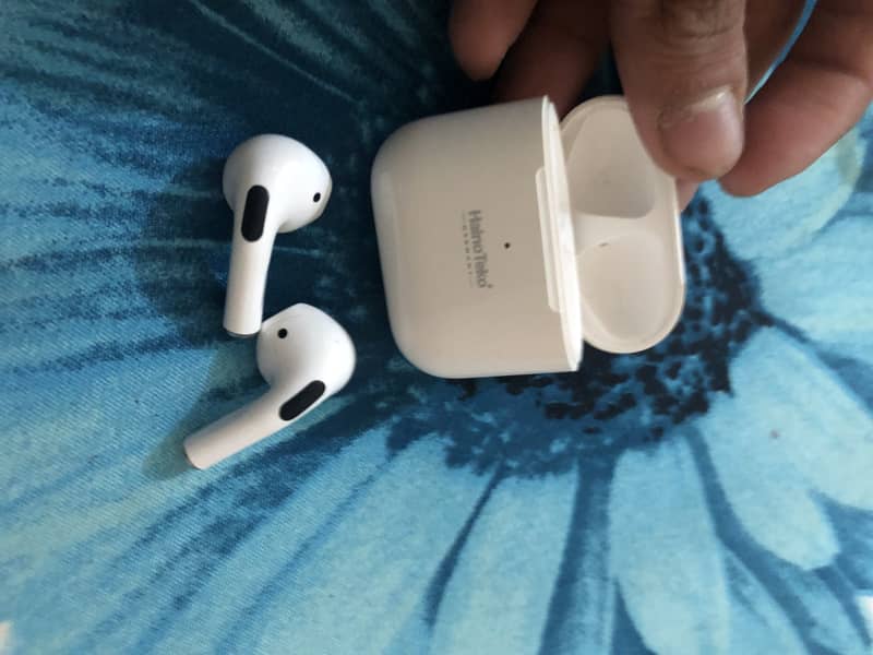 AirPods  good  condition 4