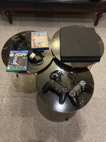 Playstation-4 (US-version) with controllers and CDs 0