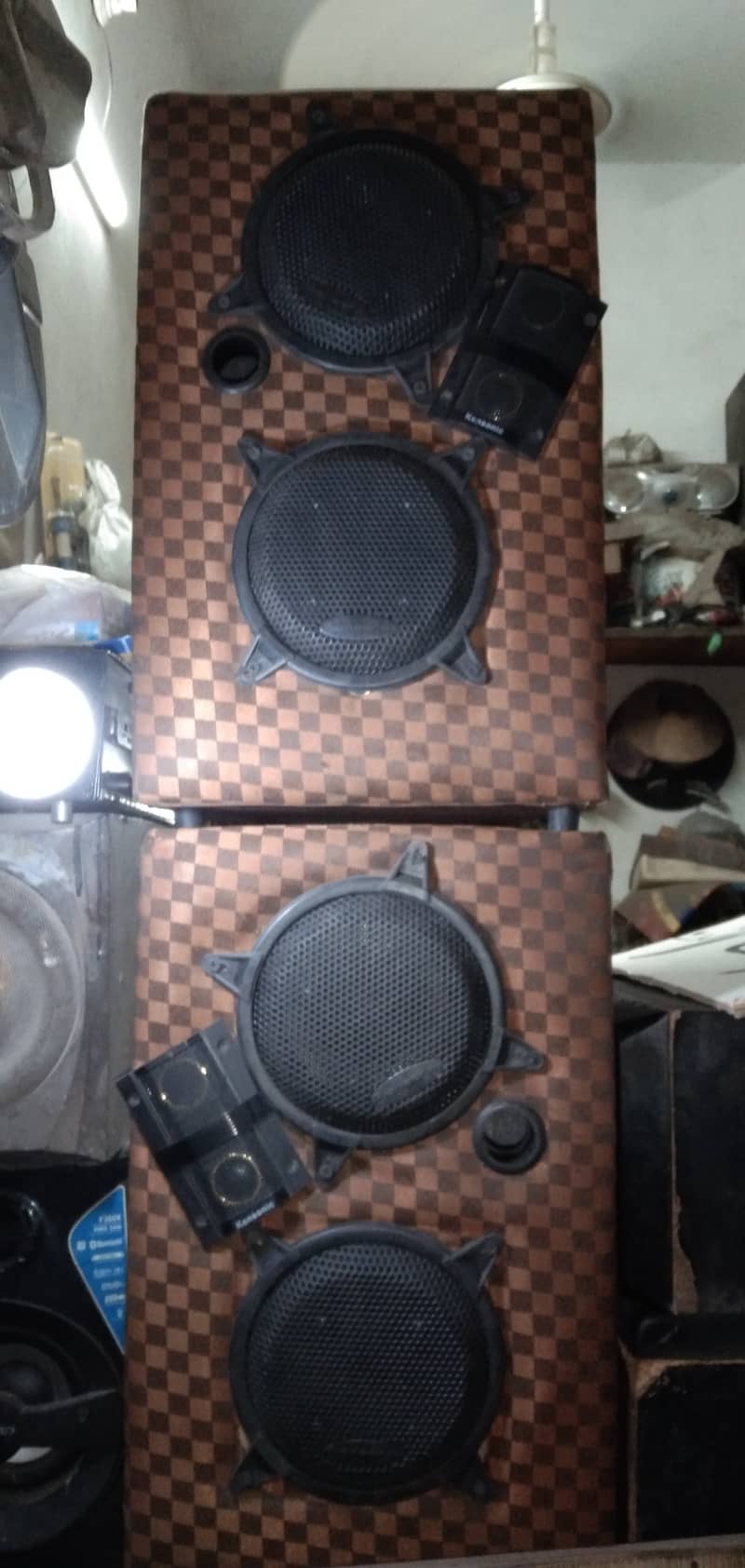 speakers is bast quality high Bass and trabal and twitter 2