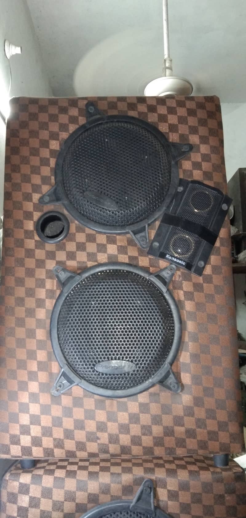 speakers is bast quality high Bass and trabal and twitter 3