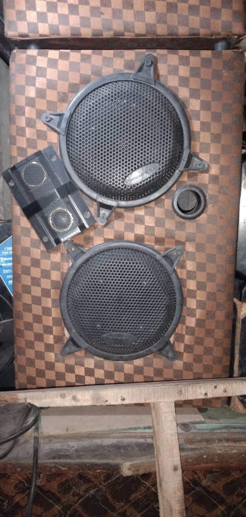 speakers is bast quality high Bass and trabal and twitter 5