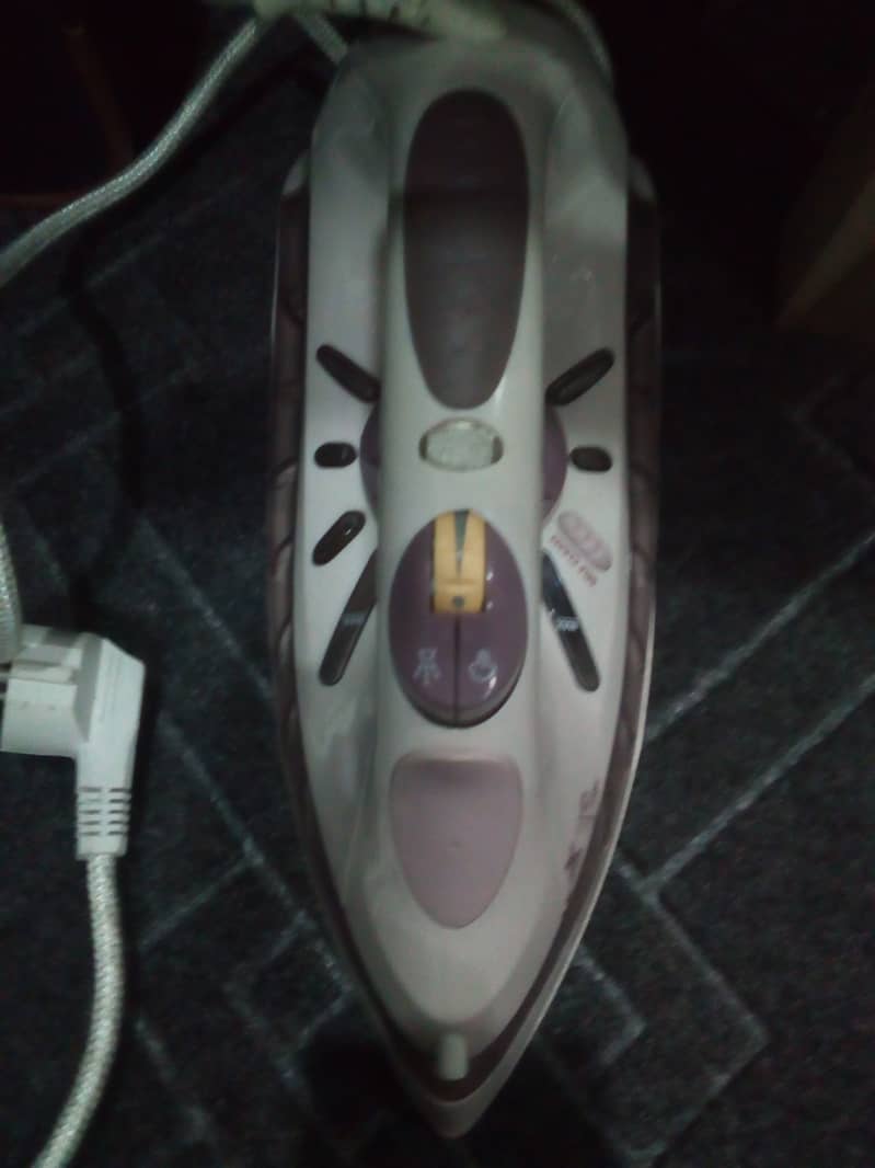 Black and Decker Steam Iron . . . imported (UK) 3