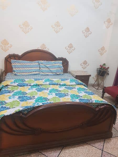 bed with 2 side tables 3