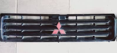 Mitsubishi Pajeero Head lights and front grill