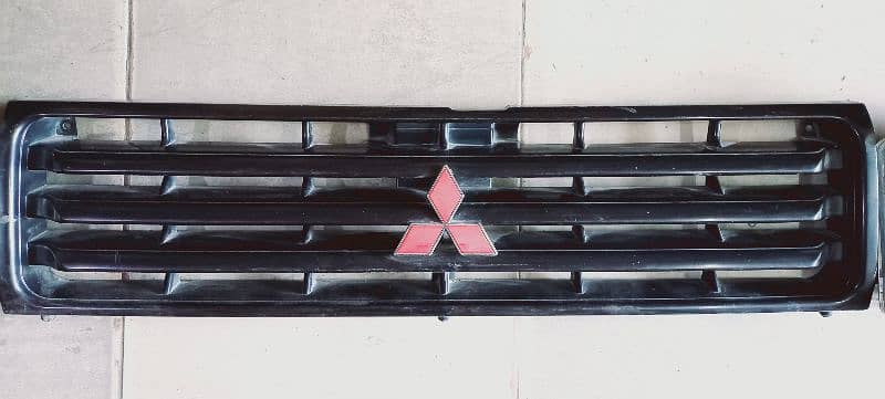 Mitsubishi Pajeero Head lights and front grill 2