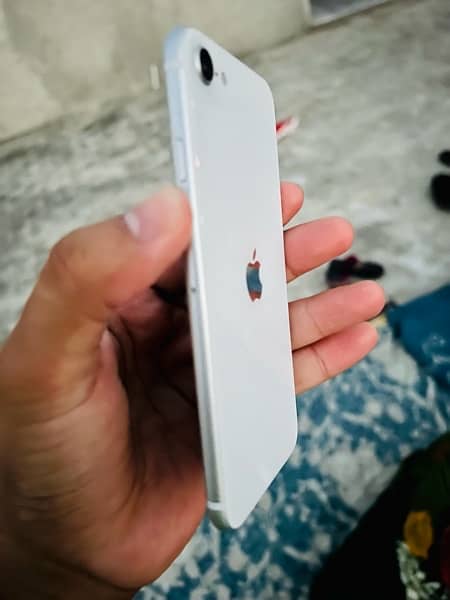 iPhone SE 2020 64gb non pta Jv minor glass break front corner 3