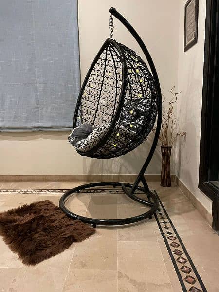 Luxurious Hanging Swing Chair Jhoola. . 1