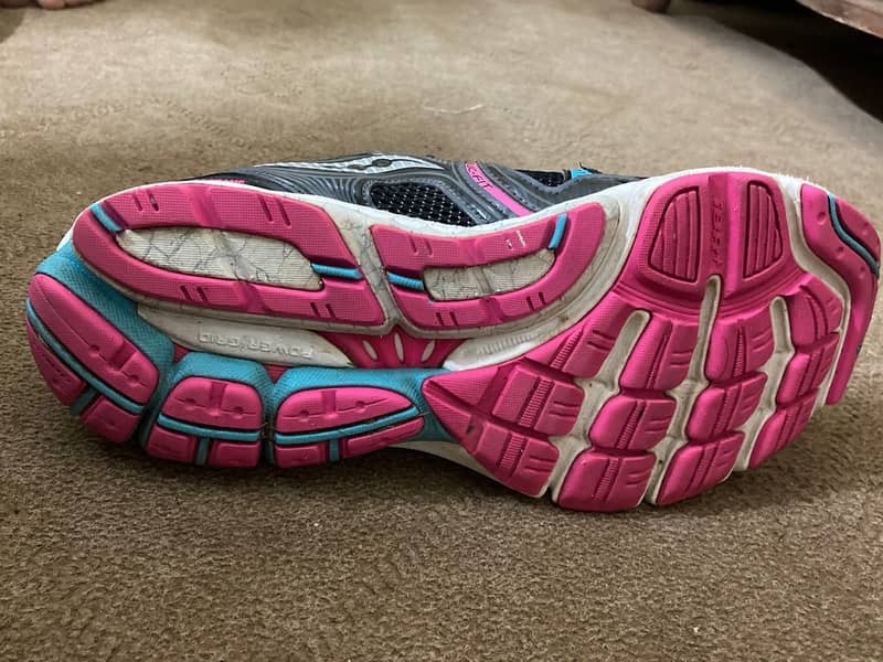 SPORTS SHOES SAUCONY SIZE 7/41 for running, BADMINTON cricket 4