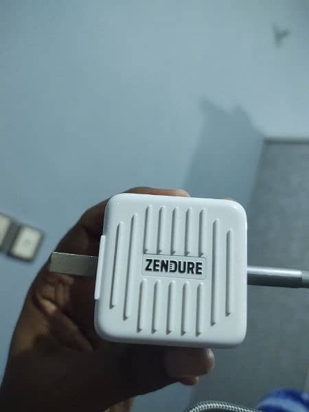Zendure 18+w charger brandid  white color mein hai 0