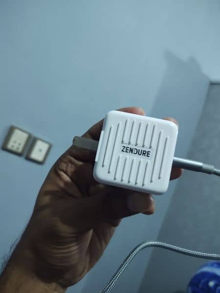 Zendure 18+w charger brandid  white color mein hai 2