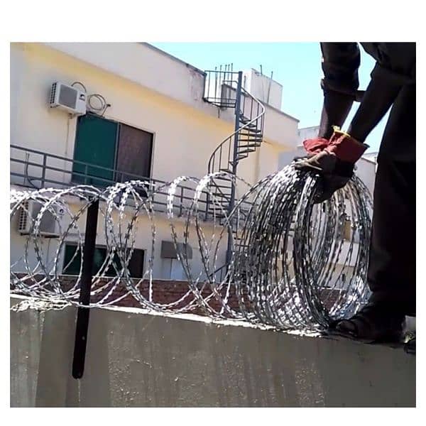Chain link Jali Razor Wire Barbed Wire Security Fence Weld mesh 4