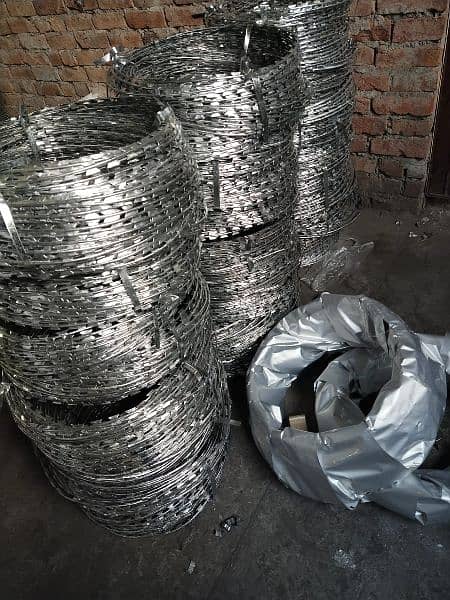 Chain link Jali Razor Wire Barbed Wire Security Fence Weld mesh 16
