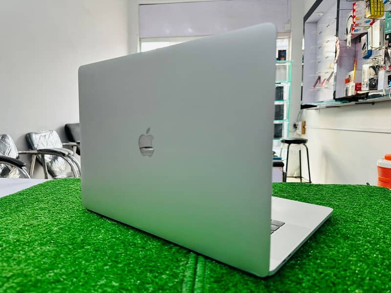 Apple macbook pro 2019  Gray Core i7 3