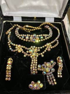 Jewellery set.