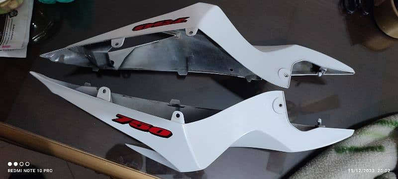 Gsxr 750 tail genuine and gsxr left side tank cover genuine 0