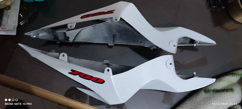 Gsxr 750 tail genuine and gsxr left side tank cover genuine 1