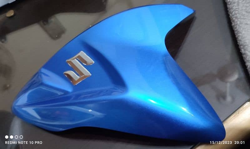 Gsxr 750 tail genuine and gsxr left side tank cover genuine 3