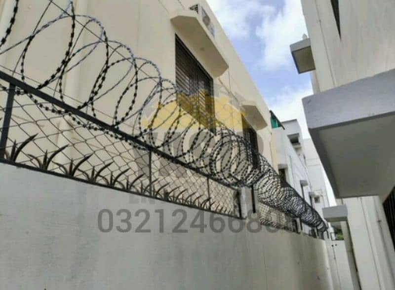 Razor Wire / Chain Link Fence / Barbed Wire Mesh / Powder Coating 10