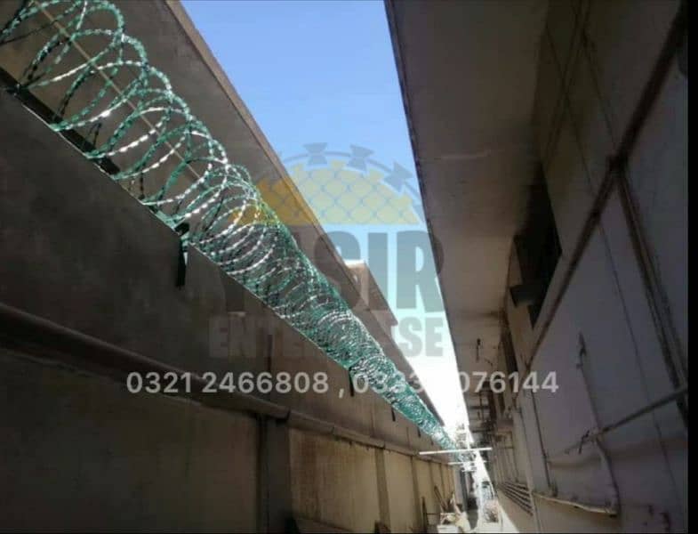 Razor Wire / Chain Link Fence / Barbed Wire Mesh / Powder Coating 17