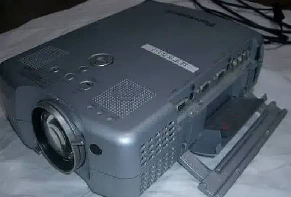 Panasonic Projector TH-L711J Home Theater 2