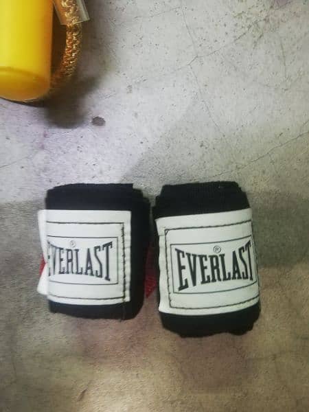 4 FEET EVERLAST BOXING BAG WITH GLOVES AND MANY MORE 8