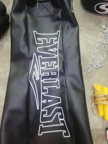 4 FEET EVERLAST BOXING BAG WITH GLOVES AND MANY MORE 9