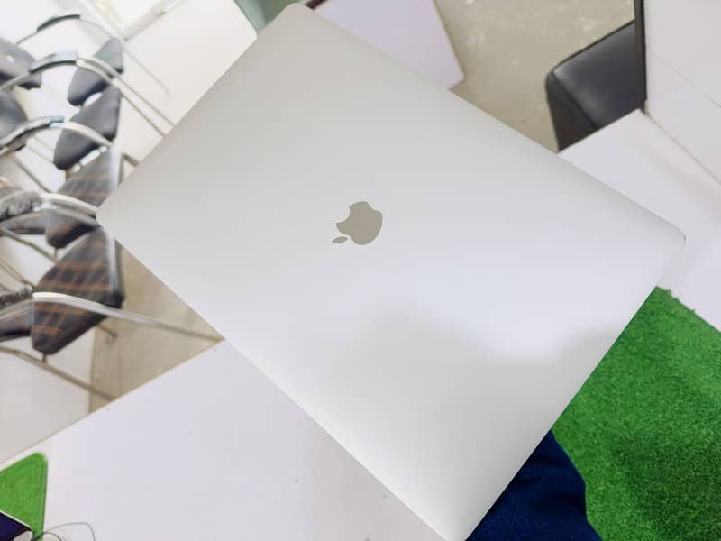 Apple Macbook Pro Core i7 2019    Silver   32/512 0