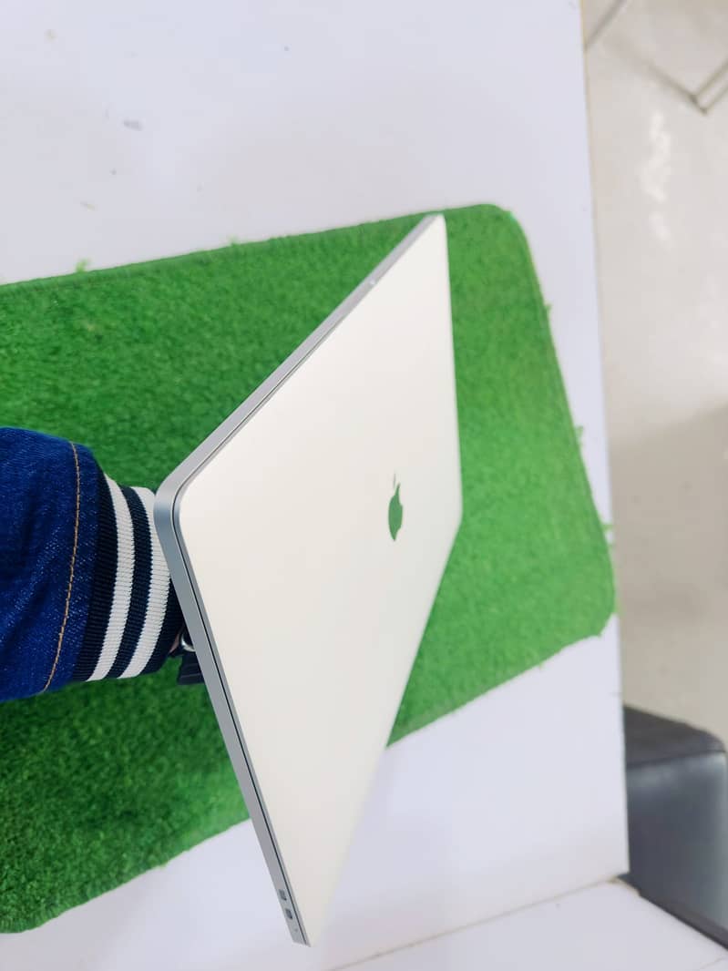 Apple Macbook Pro Core i7 2019    Silver   32/512 2