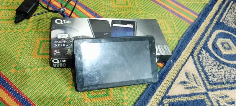 Q tab in used condition daba and charger both 2sim and SD card 2