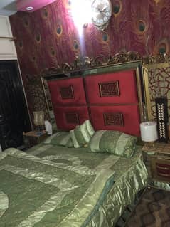 bed set mehroon and golden color use like a new condition