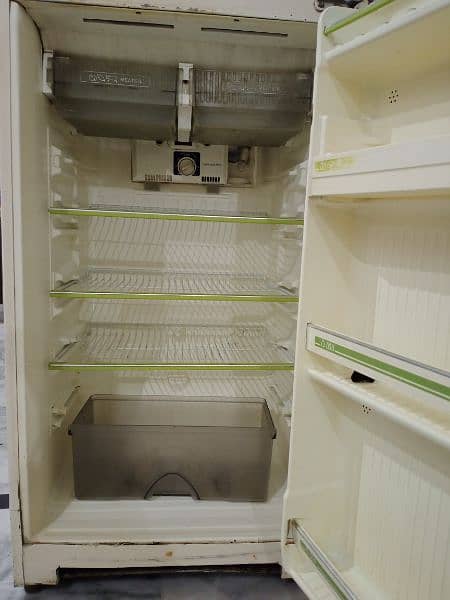 National Refrigerator 18 cu-feet | 2 doors | Fridge and freezer 10