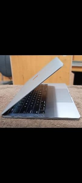 MacBook Pro 2018 2019 Core i5 / i7 8GB / 16GB 256GB/ 512GB 13" Display 4