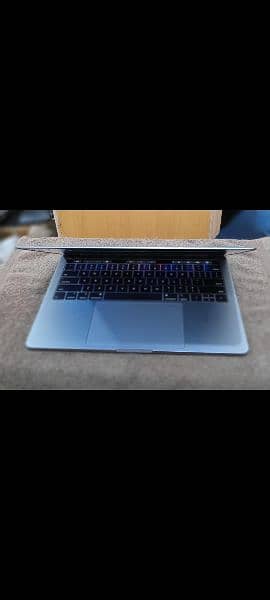 MacBook Pro 2018 2019 Core i5 / i7 8GB / 16GB 256GB/ 512GB 13" Display 8