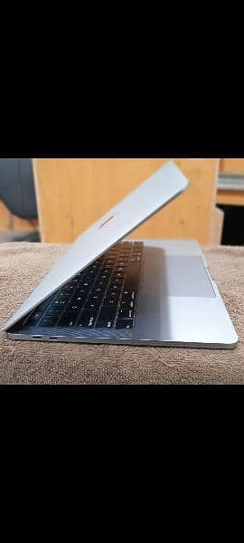 MacBook Pro 2018 2019 Core i5 / i7 8GB / 16GB 256GB/ 512GB 13" Display 9