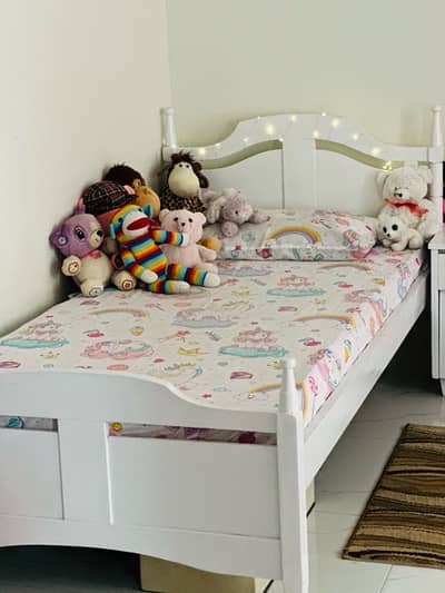 3 single bed with mattresses and one side table carpet included